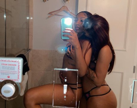 Lola and Moni pretty actress pictures