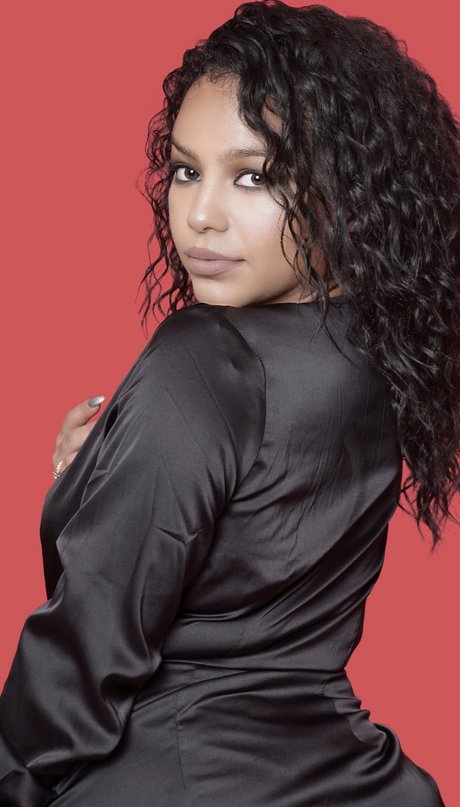 Sully Sue top model pic