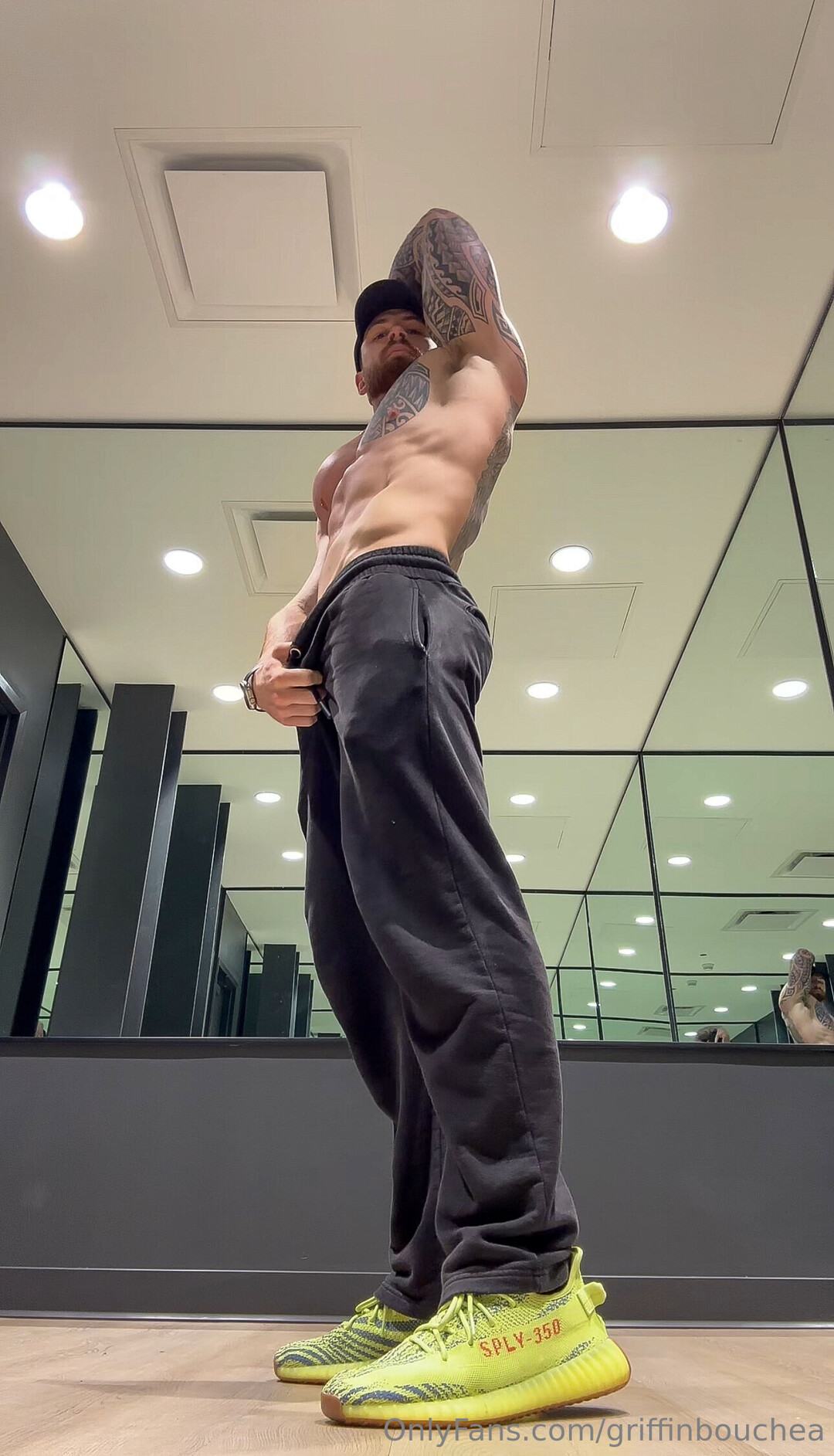 Bigdaddygrif naked pornstar image
