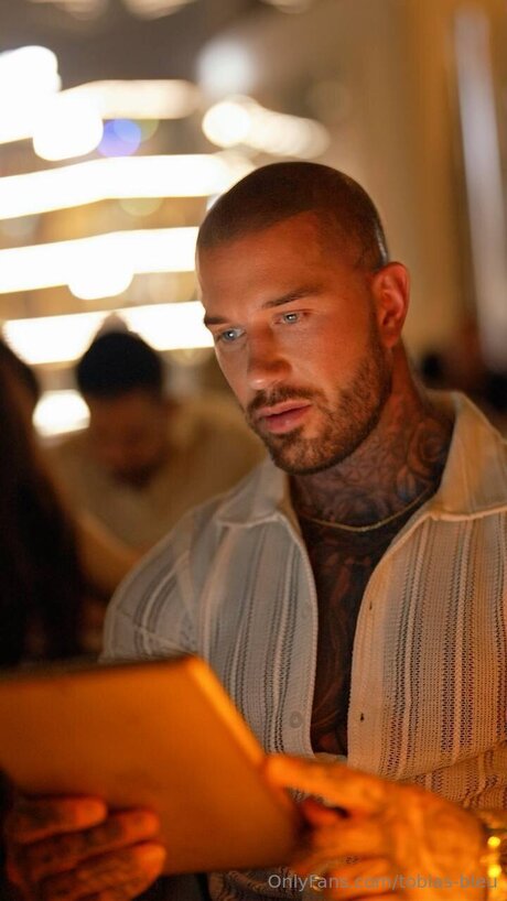 Tobias Bleu star top pic