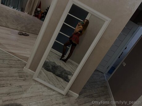 Lyly Peach pornographic model picture