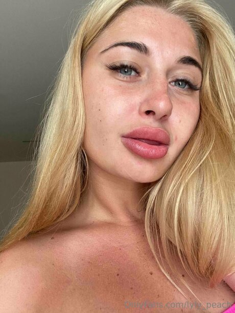 Lyly Peach pornstar exclusive pictures