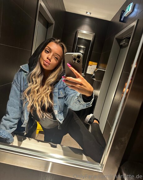 Charlotte De naked actress image