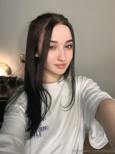 Tinylia pornstar top pic