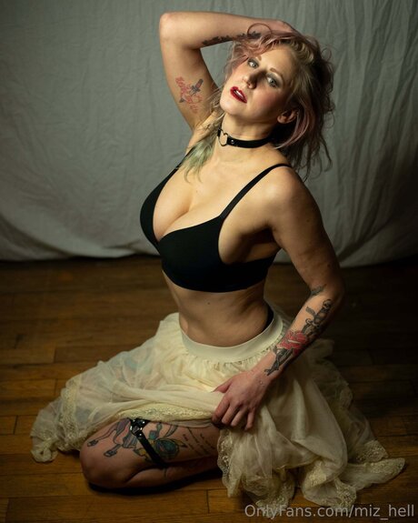 Miz Hell pornstar adult img