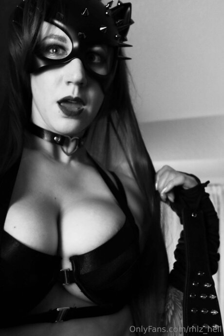 Miz Hell hot actress image