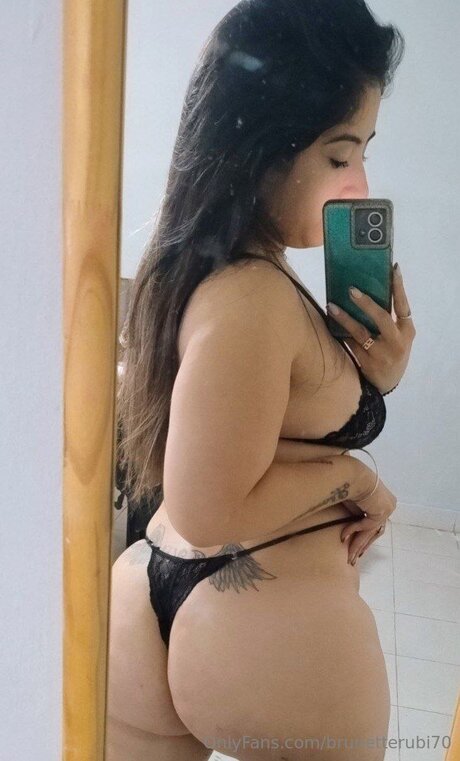 Brunetterubi70 pretty model images