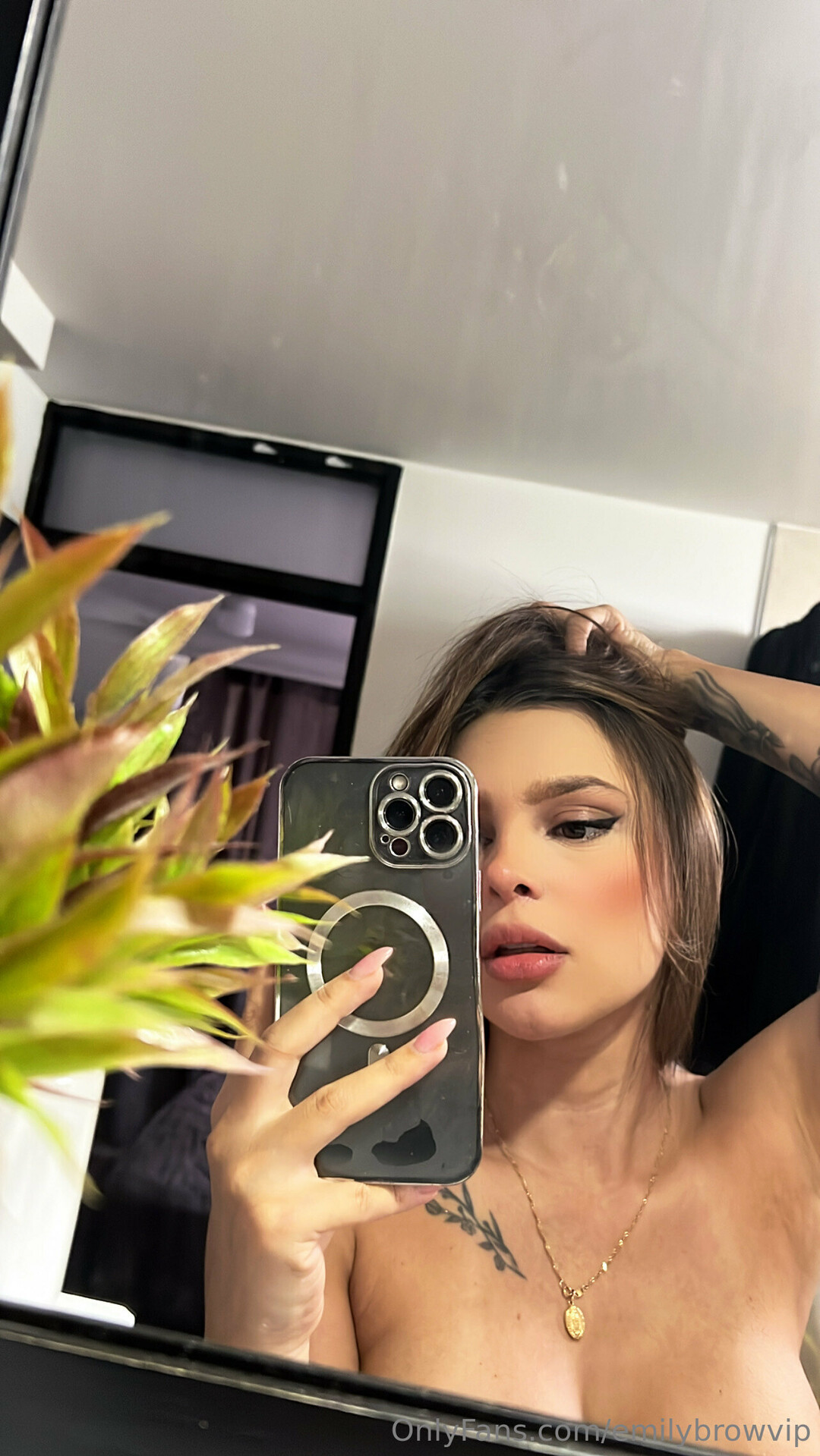 Emilybrowvip star erotic pic