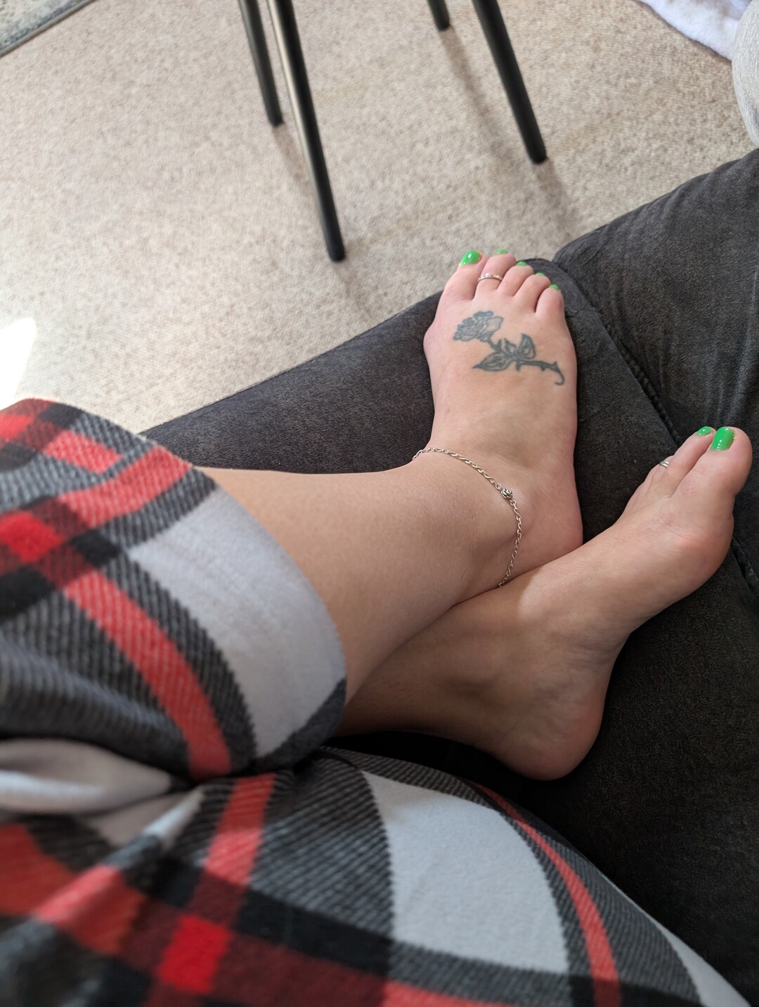 Barefoot Bunny B porn model pic