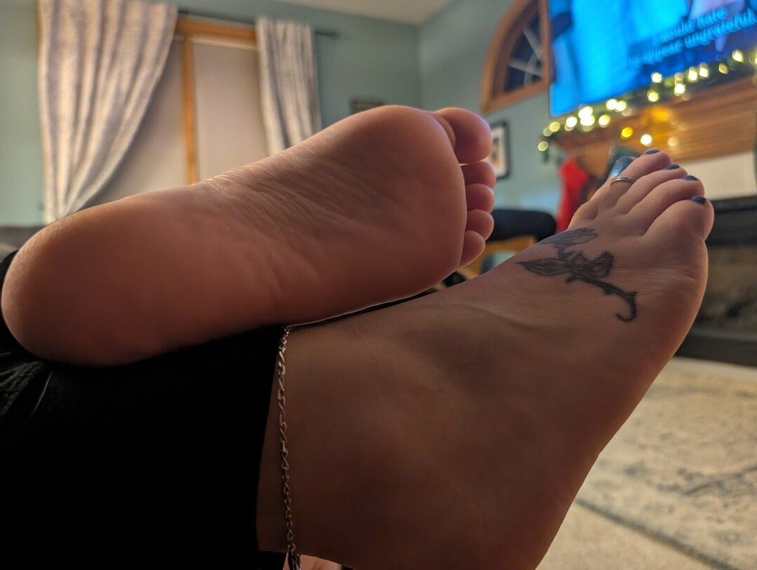 Barefoot Bunny B star nude images