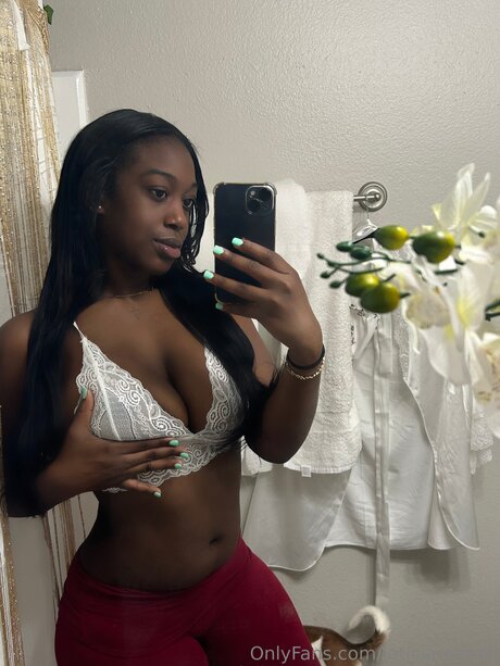 Leticiamamiii pornstar nudes images