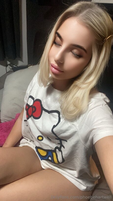 Phoebehartwell top profile image