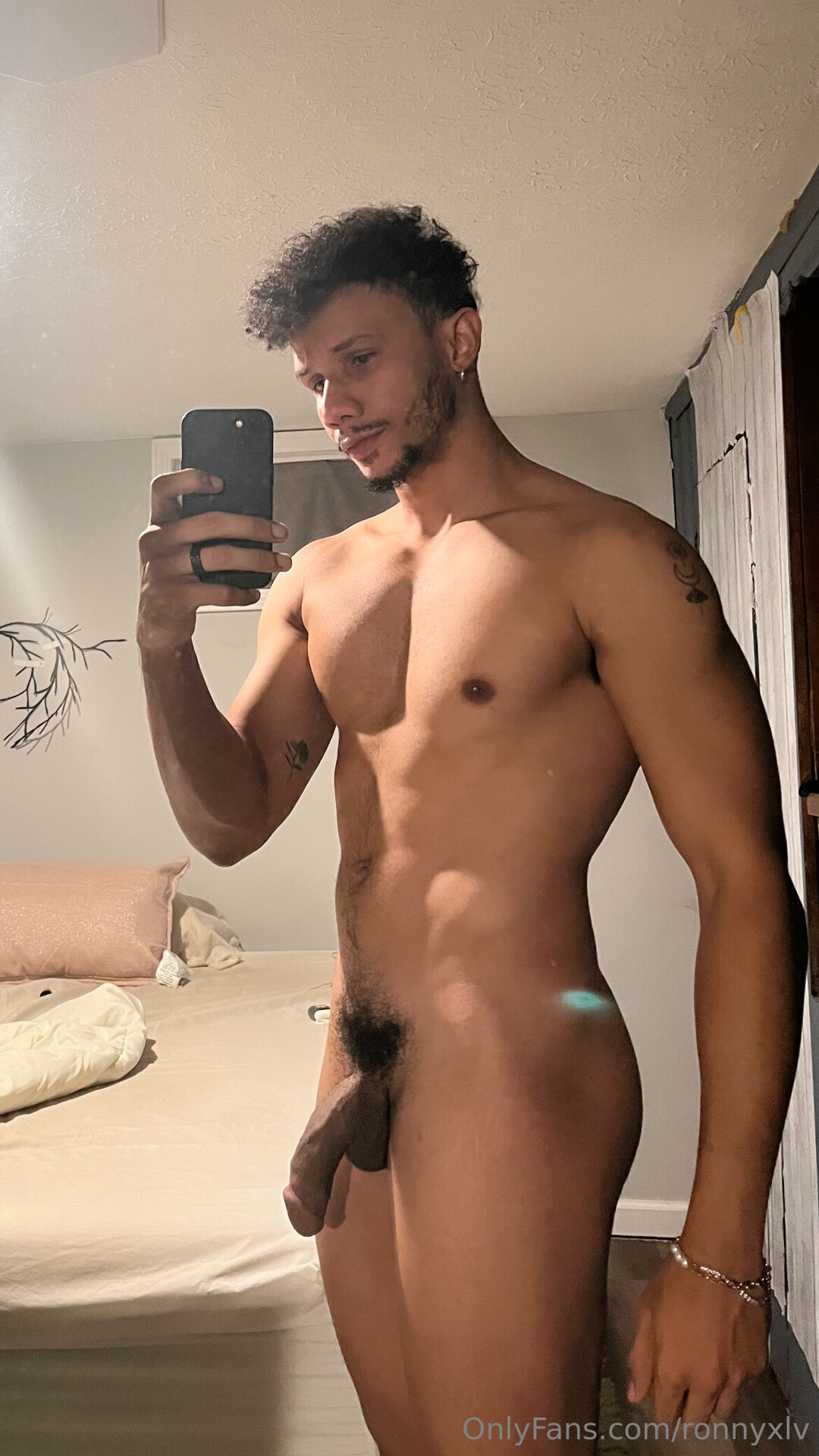 Ronnyxlv sexy model picture