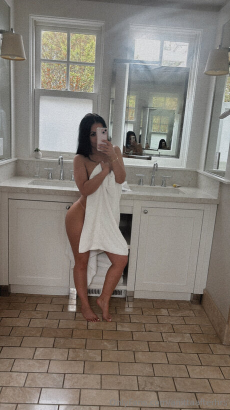 Anittaafterhrs exclusive model picture