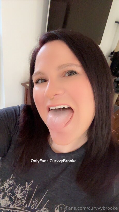 Curvvybrooke model top pictures