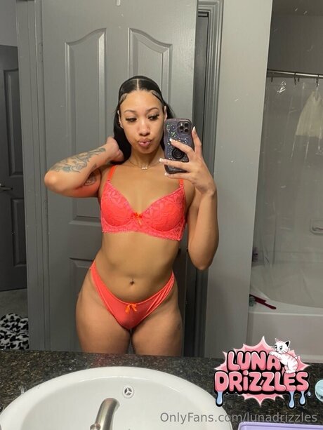 Lunadrizzles model art pic