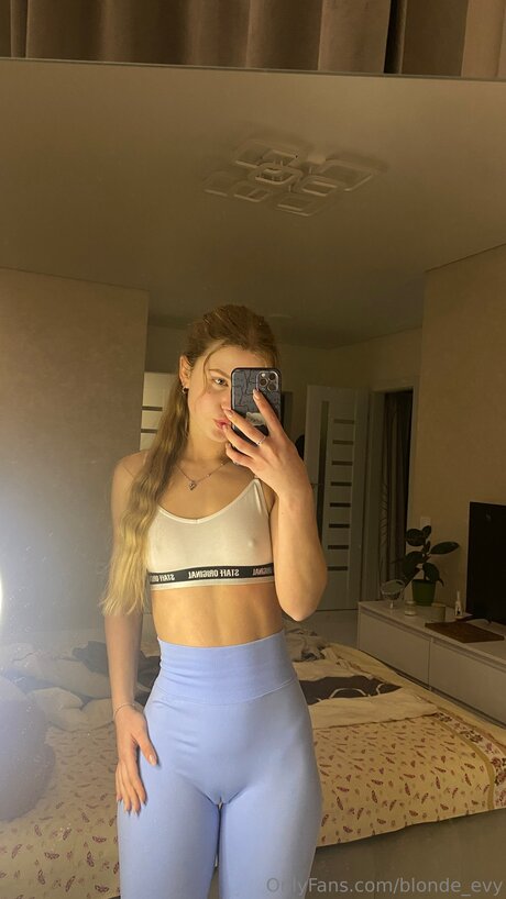 Cute Blonde Evy actress photo