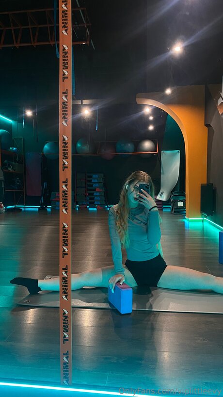 Cute Blonde Evy nudes actress picture