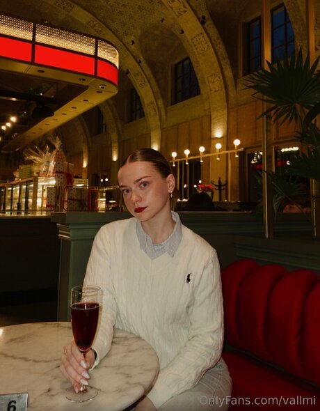 Vallmi sexy model picture