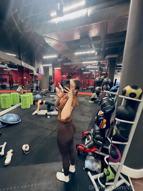 Vallmi model art photos