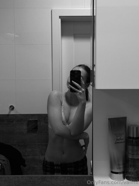 Vallmi model hot gallery