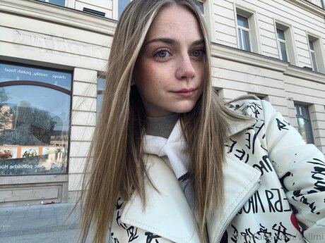 Vallmi model exclusive pics