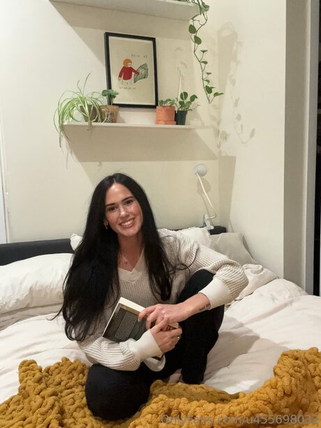 Asmrwitholivia model naked pic