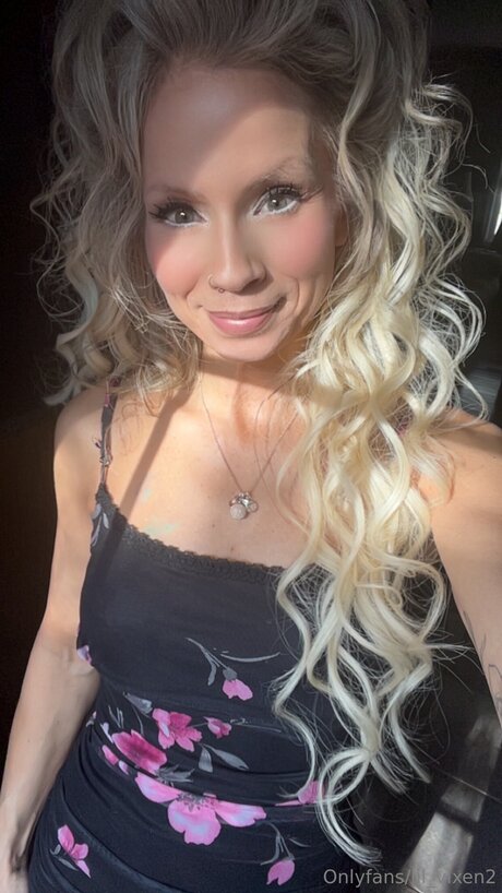 Lil Vixen2 naked pornstar picture