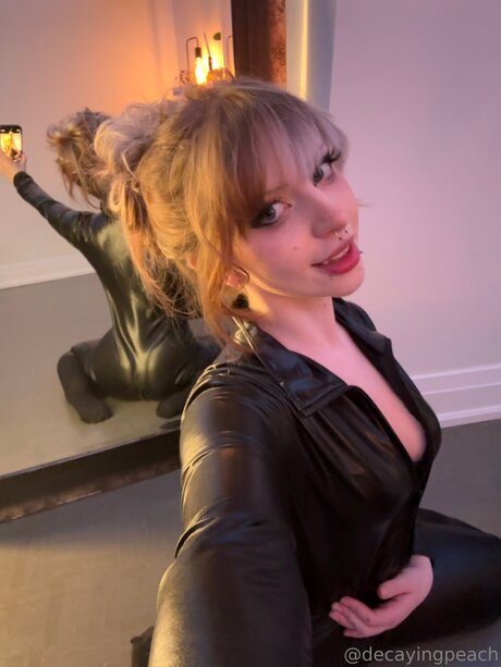 Decayingpeach pornographic actress image