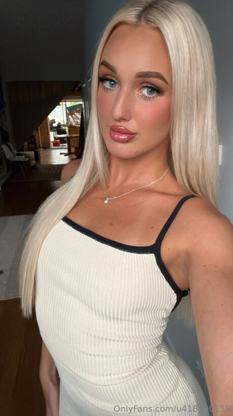 Bellaxmaexo model erotic photos