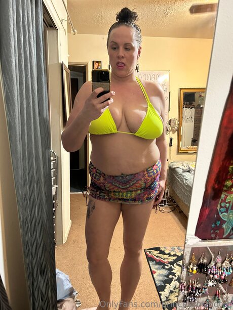 Thebza sex model image