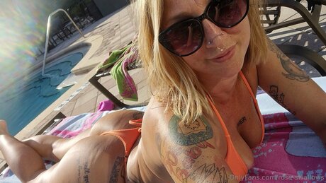 Rose Swallows model nudes photo