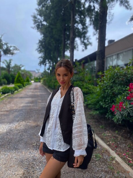 A Adelina star high quality pics