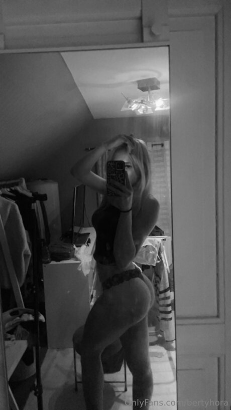 Bertyhora model pornographic pic