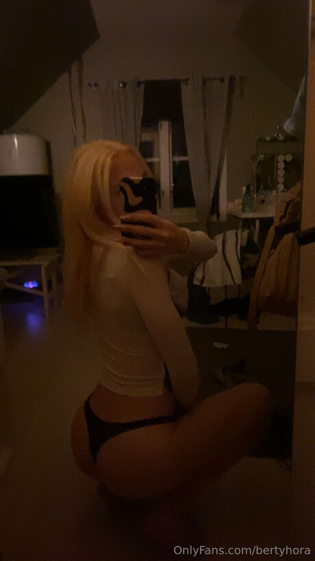 Bertyhora naked model galleries