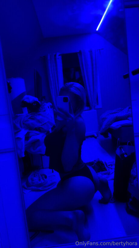 Bertyhora sexy actress gallery