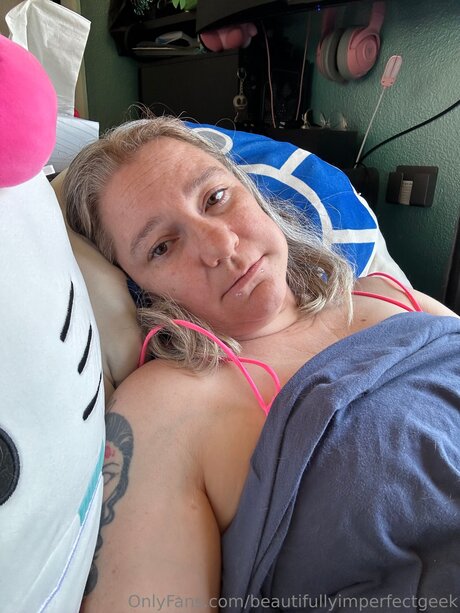 Beautifullyimperfectgeek model photo