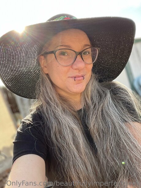 Beautifullyimperfectgeek naked pornstar picture