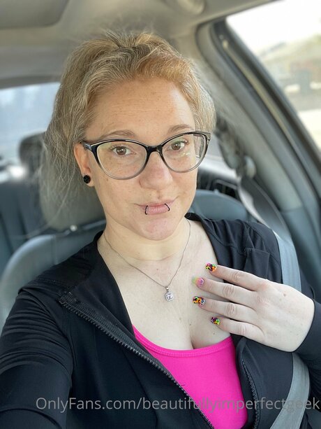 Beautifullyimperfectgeek model hot photo