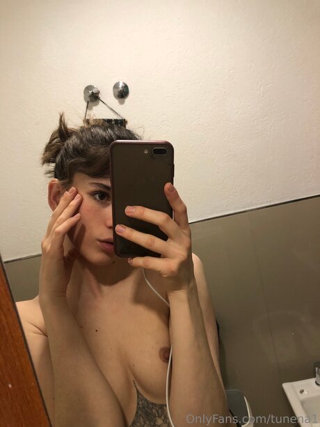 Tunena1 pornographic model pics