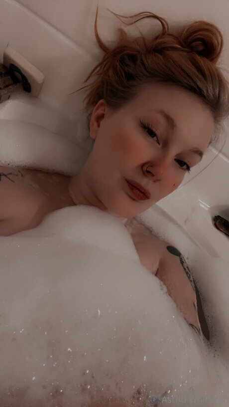 Astridwhitakerx naked actress picture