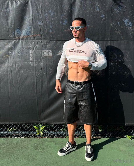 Officialjt naked actress gallery