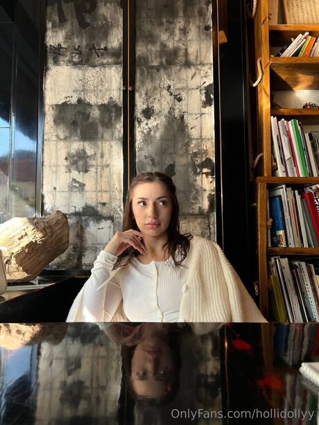 Hollidollyy erotic actress pictures