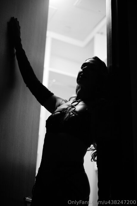 U438247200 perfect model image