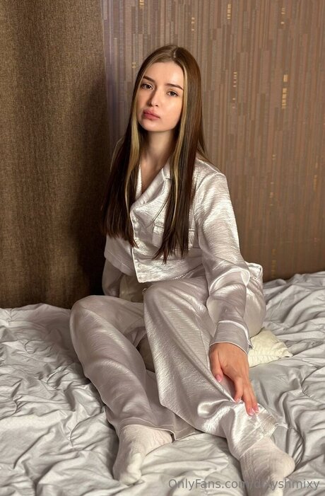 Dixyshmixy nude model image