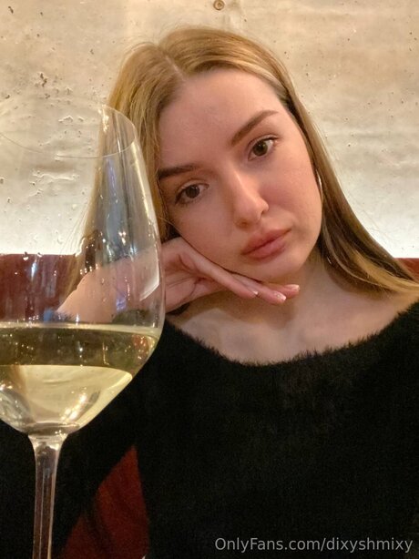 Dixyshmixy sex model pic