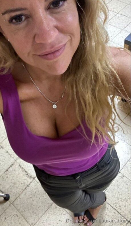 Lauraredfury model adult image