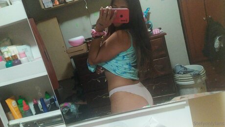 Esteffany01 hot actress img