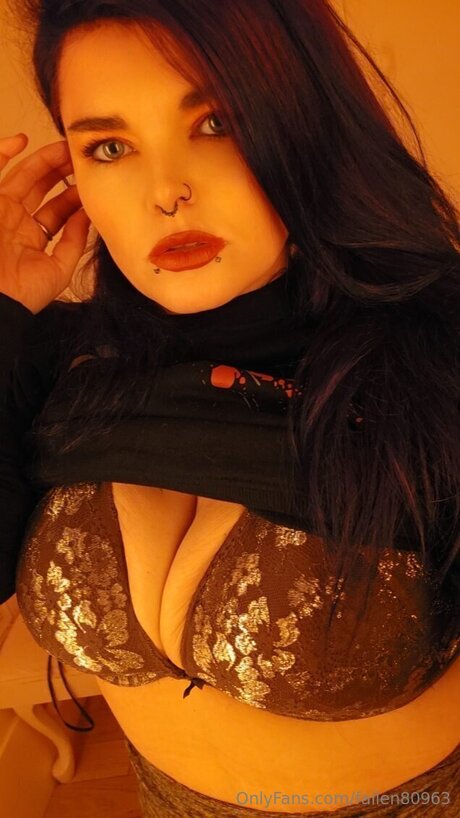 Fallen80963 erotic actress picture