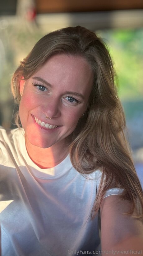 Onlyviviofficial art model img